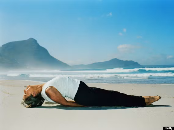 Tư thế con cá (Matsyasana). Tác dụng vào tuyến cận giáp, giúp điều tiết canxi, kiểm soát liều lượng của nó trong máu và khả năng cơ thể hấp thu nó. Giúp làm giảm bệnh suyễn và các bệnh về đường hô hấp. Kích thích và tăng cường chức năng của tuyến yên và tuyến tùng.