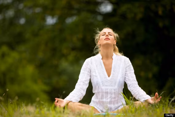 Yoga thở. Thở và thư giãn đúng cách là phương pháp giải độc hoàn hảo cho cơ thể sau thời gian căng thẳng khi ngồi lâu. Nó giúp giải phóng sự căng thẳng trong cơ thể và tâm trí, giúp con người giải tỏa căng thẳng và giận dữ.