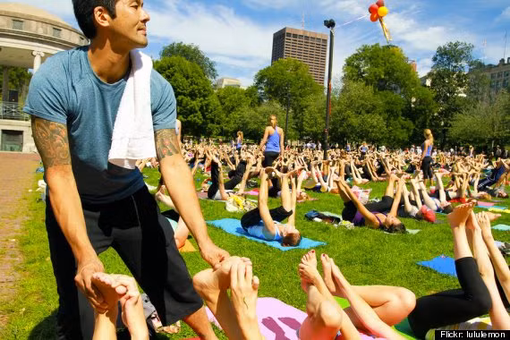 Tư thế đứa bé vui nhộn. Nằm ngửa trên thảm,co hai chân lại, mặt trên đùi cố gắng càng gần về phía thân càng tốt .Hai tay túm lấy hai ngón chân cái hoặc cả hai bàn chân. Hít sâu, giữ nguyên tư thế chuẩn bị, thở ra và duỗi thẳng chân đồng thời tay duỗi thẳng cùng lúc tăng lực kéo từ cánh tay. Tư thế này giúp trí não bình tĩnh, giảm căng thằng, kéo giãn phần đùi trong và lưng.