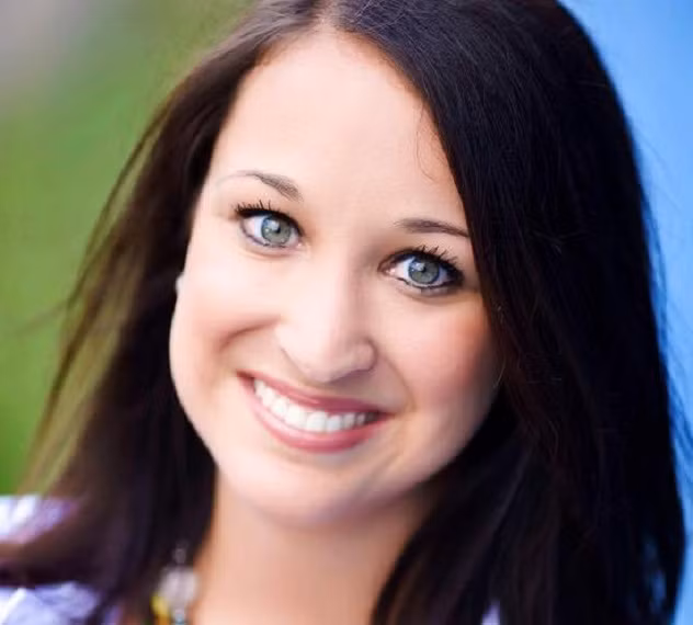 Claire Culwell. Mẹ cô đã mang thai khi mới ở tuổi 13, vì độ tuổi này quá trẻ để sinh con, mẹ cô đã cố gắng để phá thai. Tuy nhiên, một vài tuần sau, bụng của bà vẫn to lên, bà quay lại phòng khám, và bác sĩ cho hay họ chỉ phá được 1 trong 2 đứa trẻ sinh đôi. Một vài tuần sau Claire đã ra đời sớm trong tình trạng sức khỏe rất yếu, tuy nhiên cô đã vượt qua được tất cả và phát triển bình thường.