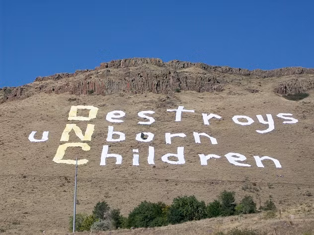 Brandi Lozier là một người gốc Louisiana, Mỹ đã suýt mất mạng khi mẹ cô quyết định phá thai khi được 21 tuần. Sau khi các thủ thuật được tiến hành, Brandi được xác định là một thai nhi đã chết, các nhân viên tại bệnh viện đã chuẩn bị sẵn sàng để xử lý xác chết. Tuy nhiên, khi họ đang chuẩn bị làm vậy, cô đã giơ một cánh tay lên, và đó là dấu hiệu của sự hồi sinh.