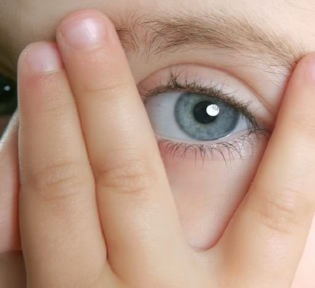 Carrie Holland-Fischer. Trước khi sinh cô mẹ cô đã có hai anh chị em trước đó. Một ngày bà nhận ra mình đang mang thai Carri, bà đã nhận được sự phản đối kịch liệt của người chồng, khi đó, bà chỉ còn sự lựa chọn duy nhất là phá thai. Bà đã đi đến một phòng khám thai và thực hiện phá thai, tuy nhiên, thủ thuật đã thất bại và Carrie đã ra đời ngày 10/6/1969.