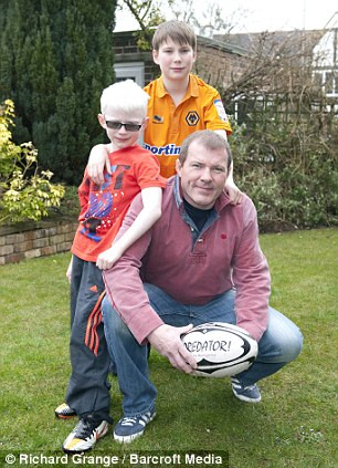 Bé Ben rất thích chơi thể thao.