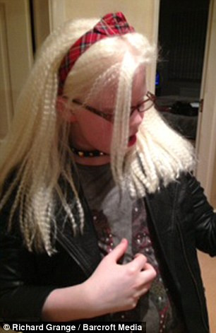 Jessica rất yêu thích ca hát và đã tham gia nhiều chương trình ca nhạc ở trường.