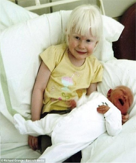 Bé Jessica ôm em trai Ben khi mới sinh.