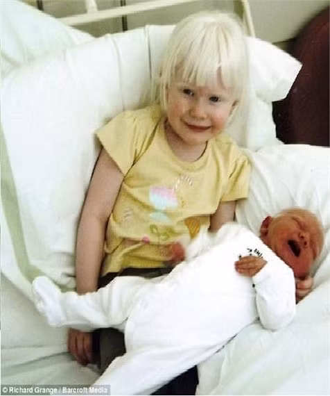 Bé Jessica ôm em trai Ben khi mới sinh.