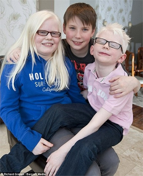 Anh cả Matt bên cạnh 2 em của mình.