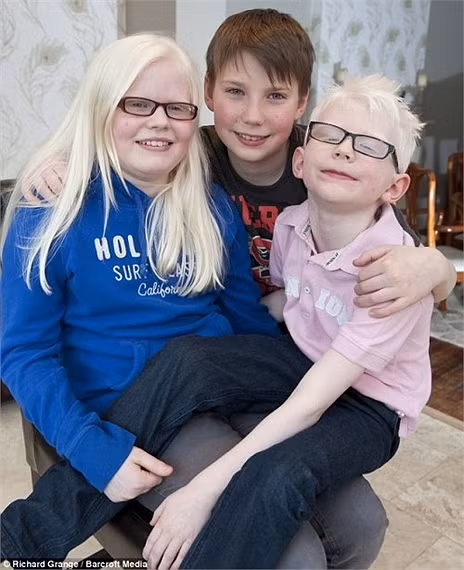 Anh cả Matt bên cạnh 2 em của mình.