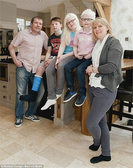 Tưởng chừng như gia đình và cả 2 em phải rất đau khổ vì căn bệnh này, nhưng mọi chuyện không dừng lại ở đó.