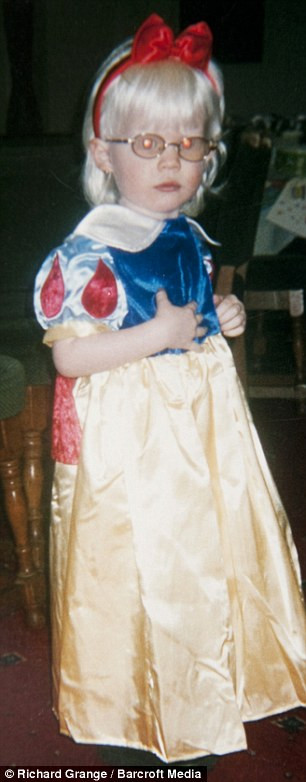 Jessica hóa thân thành nàng công chúa Bạch Tuyết.