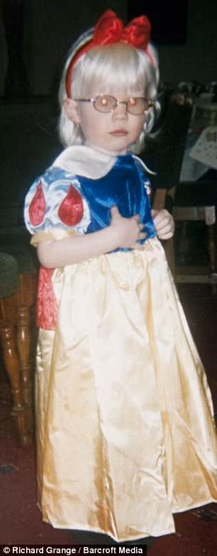 Jessica hóa thân thành nàng công chúa Bạch Tuyết.