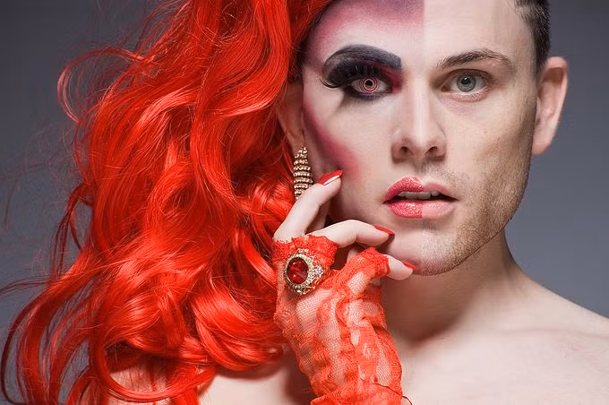 Trang điểm có thể khiến người nhợt nhạt trở nên tươi tắn, rạng rỡ, hay một cô gái nhan sắc bình thường trở nên xinh lung linh. Không chỉ thế, với sức mạnh kỳ diệu, trang điểm còn biến từ một vẻ đẹp trai nam tính thành cô gái quyến rũ như trong ảnh.