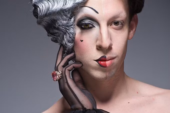 Đồng thời, dùng gam màu nâu sậm để tạo khối giúp gương mặt thon gọn hơn, đặc biệt là phần xương hàm, mũi và gò má.