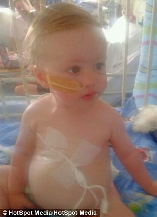 Mỗi ngày, bé được mẹ bôi 6 lần kem chống nắng và tắm 2 lần để tránh da bị khô, nứt.