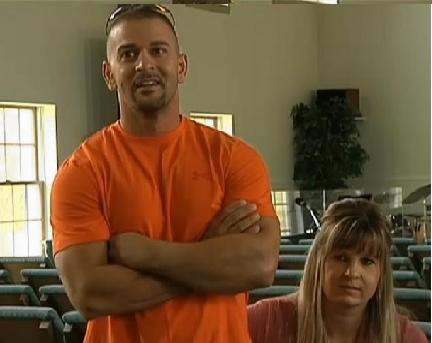 Anh Anthony Yahle từ cõi chết sống lại, trở về với vợ con.