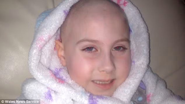 Tuy nhiên, trường hợp của cô bé này đặc biệt nên phương pháp hóa trị thông thường càng khiến cho bệnh tình của cô xấu đi. Trong quá trình hóa trị Lauryn thường xuyên bị co giật và đột quỵ nhẹ.