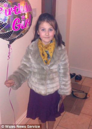 Hiện tại, bác sĩ của Bệnh viện Nhi Alder Hey của Liverpool, Anh đang phải điều trị hết sức cẩn trọng cho bé gái đáng thương này vì họ chưa từng gặp ca bệnh nào tương tự trước đó.