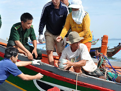 Vớt cổ vật từ một con tàu bị đắm ở thôn Châu Thuận Biển, xã Bình Châu, huyện Bình Sơn, tỉnh Quảng Ngãi.