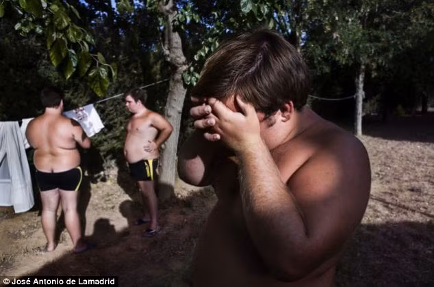 Álvaro, người bị mắc chứng bệnh tự kỷ nặng nhất cố bịt mặt trong khi hai anh em Jaime Alejandro đang chơi trò phơi quần áo.