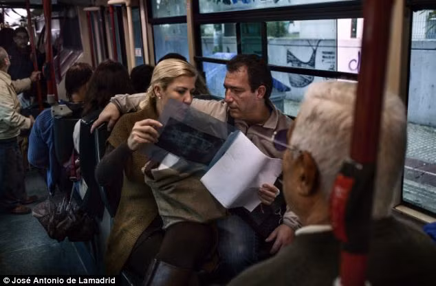 Cha mẹ của 3 anh em mắc bệnh tự kỷ đang xem xét tấm hình chụp X-quang của từng đứa con trên đường ngồi xe bus về nhà. 18 năm qua, họ vẫn kiên trì yêu thương, bảo vệ và chiến đấu vì sự phát triển của ba cậu con trai.