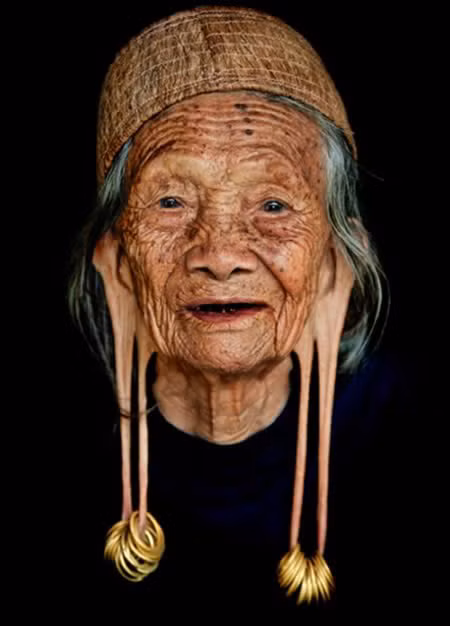 Ngày nay, nhiều nơi trên thế giới người ta vẫn còn có tục “căng tai”, từ bộ lạc Masai ở Kenya đến các bộ lạc Huaorani trong lưu vực sông Amazon.