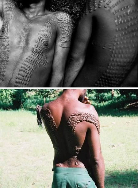 Ở các bộ lạc sông Sepik ở Papua, New Guinea, Các trưởng lão của bộ tộc sẽ sử dụng lưỡi dao cạo để cắt và chạm khắc hình dạng sần sùi của da cá sấu lên toàn bộ cơ thể của những chàng trai. Họ tin rằng hình xăm da cá sấu trên toàn bộ cơ thể sẽ hấp thụ lại những gì còn sót lại của một đứa trẻ và chúng sẽ trưởng thành người đàn ông hoàn thiện.