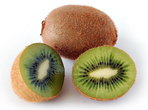 Mỗi quả kiwi chỉ chứa khoảng 45 calo, 1/3 trong đó là pectin – đây là chất giúp nhuận tràng và chống táo bón. Kiwi chứa hàm lượng vitamin C lớn hơn rất nhiều so với các loại quả khác. Trong kiwi còn có chất giúp tẩy trắng răng, trị tàn nhang và ức chế quá trình oxy hóa làn da, đào thải các sắc tố đen giúp da sáng trắng, hồng hào và mịn màng. Do vậy, kiwi là loại quả vừa giúp giảm cân mà vẫn duy trì làn da khỏe mạnh.
