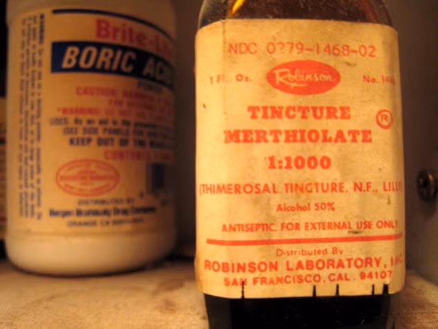  Thủy ngân. Nguy hiểm hơn cả phải kể đến thói quen uống chì và thủy ngân của phụ nữ Trung Quốc cách đây hàng ngàn năm. Các tì thiếp hay vợ lẽ của đàn ông Trung Quốc thời xưa thường uống chất độc chết người để từ bỏ thiên chức làm mẹ của mình. Thủy ngân hoặc chì được biết đến là loại chất độc gây ra chứng suy thận, phá hủy não, thậm chí gây tử vong.