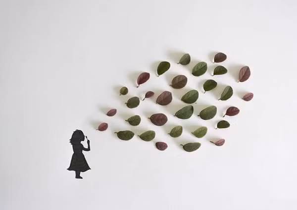 Để gió cuốn đi... Cô bé đang thổi bong bóng... lá cây.