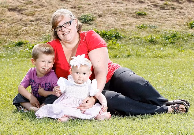 Thật may mắn, hai đứa con Lucian 4 tuổi và Lola 7 tháng tuổi của chị Pearce đều khỏe mạnh.