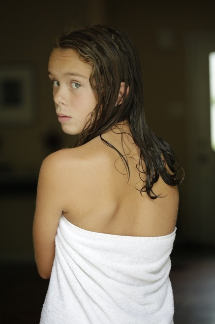 Khi tắm là khoảng thời gian duy nhất cơ thể Hannah sẽ không phải chịu đựng chiếc áo nẹp xương.