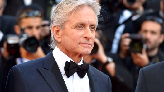 Ung thư cổ họng và virus HPV. Đây là loại virus gây nhiễm trùng cấp vùng họng, miệng và có thể dẫn đến ung thư vòm họng. Epstein-Barr có mặt ở mọi nơi trên trái đất và trong cơ thể của 97% số người trưởng thành. Đường truyền chủ yếu của virus này là nước bọt. Nam diễn viên gạo cội Michael Douglas là một trong những người mắc bệnh này do oral sex.