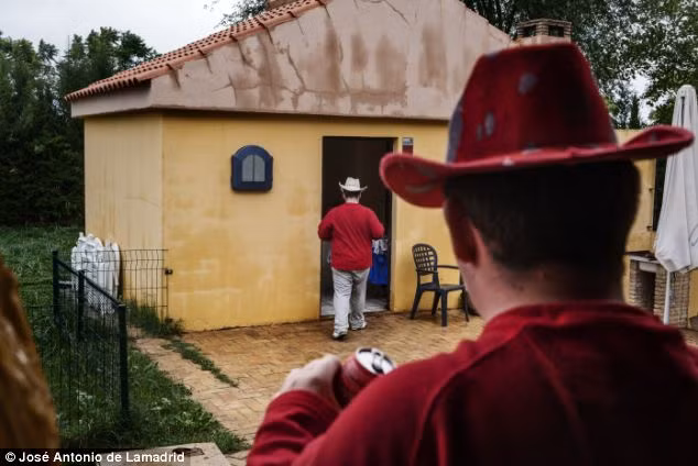 Những chàng trai 18 tuổi với tâm hồn trẻ con đang chơi trò cao bồi tại nhà.