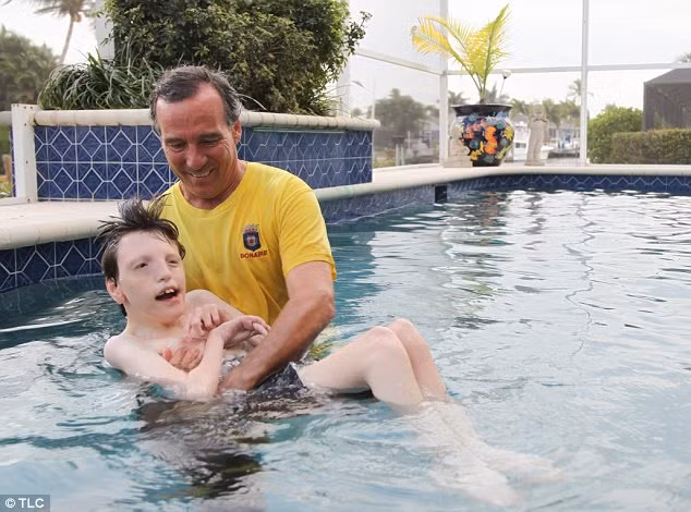 Dù đã 29 tuổi nhưng anh không thể tự hành động và nhận thức, bù lại, anh nhận được vô vàn tình yêu thương của gia đình.