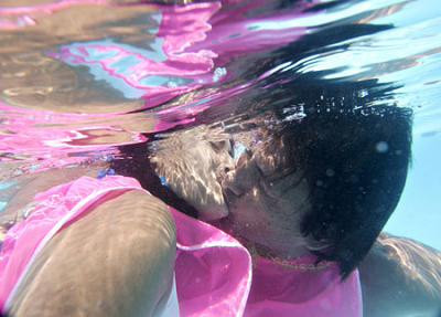 Ngoài sự lãng mạn, độc đáo của cuộc thi, nhiều người tỏ ra lo lắng cho các cặp đôi tham gia, bởi lẽ họ sẽ phải nín thở càng lâu càng tốt trong thời gian dưới nước.