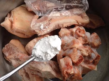 Bất chấp nguy cơ độc hại, nhiều người vẫn sử dụng bột mềm giá rẻ dùng trong công nghiệp để chế biến thực phẩm.