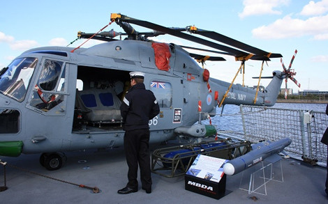 Mô hình kích cỡ thật tên lửa chống tàu hạng nhẹ FASGW (H) cho trực thăng Hải quân Anh.