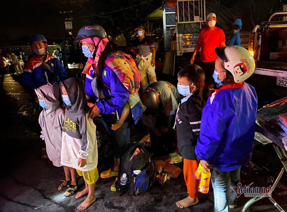 Da Nang thue xe khach cho nguoi dan chay xe may ve que