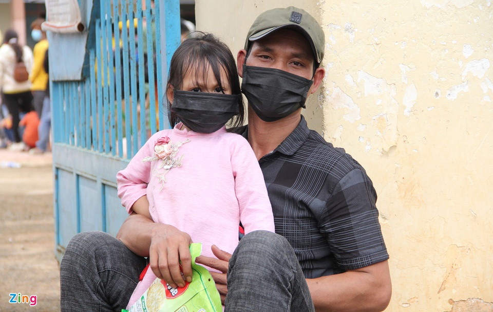 Anh Y Dúi Knul (ngụ huyện Cư Kuin, Đắk Lắk) cùng vợ và con gái 3 tuổi từ Bình Dương về quê tránh dịch. Hai vợ chồng anh xuống Bình Dương làm công nhân nhưng thất nghiệp gần 3 tháng nay. "Không còn tiền sinh hoạt nên vợ chồng bàn nhau chạy xe máy cùng mọi người về quê", anh Y Dúi nói.