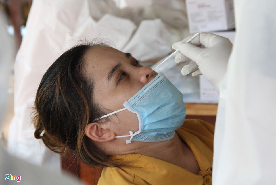 Sau khi có kết quả xét nghiệm, những trường hợp âm tính, đã tiêm vaccine thì được về nhà cách ly. Những trường hợp chưa được tiêm vaccine thì cách ly tập trung tại các huyện.