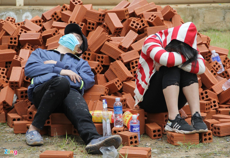 Nhiều người nằm ngủ ngay trên đống gạch trong khuôn viên trường THCS Hòa Phú, TP Buôn Ma Thuột để chờ lấy mẫu xét nghiệm nhanh.