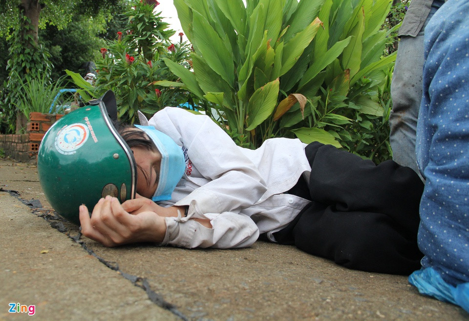 Di chuyển trong đêm với quãng đường hơn 300 km, một số người già, trẻ em khi đến Đắk Lắk đã kiệt sức.