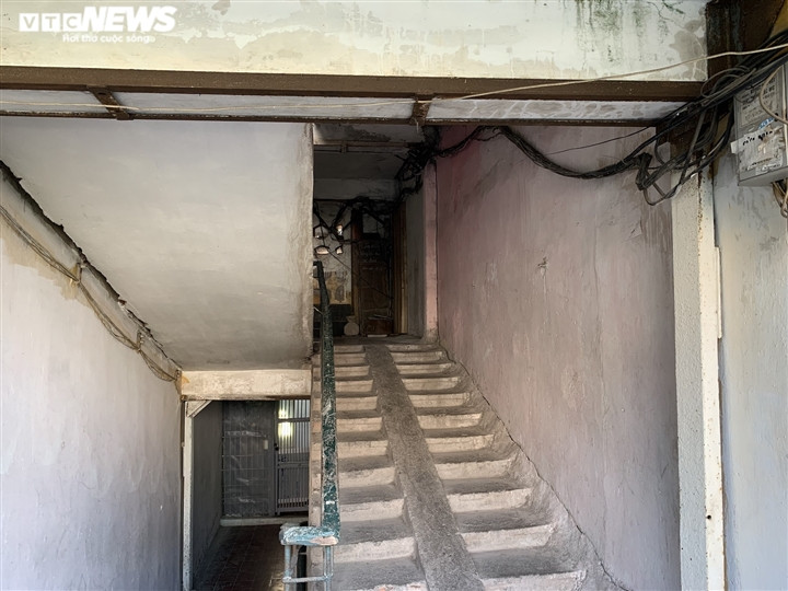 Ông Lê Nguyên Thống (78 tuổi), sinh sống tại một căn hộ tầng 3 thuộc toà nhà B cho biết: “Nhà đã xuống cấp từ lâu, nhiều năm trước cũng có chủ trương xây lại nhưng chưa thực hiện được. Người dân chúng tôi 100% ủng hộ việc xây mới vì ai cũng muốn được ở một căn nhà mới an toàn hơn”.