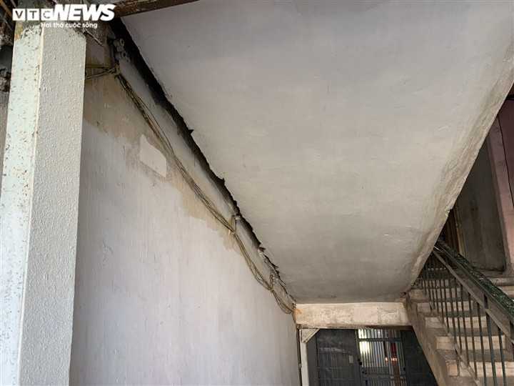 Khu cầu thang lên, xuống tại đơn nguyên 1 nhà B có những vết nứt toác thành rãnh chạy dài tách phần cầu thang ra khỏi thân nhà. Nhiều năm trước, người ta đã lắp cột trụ, thanh thép lớn để tạo thành khung chống đỡ cho cầu thang này. Đến nay, các thanh thép này cũng đã hoen gỉ và xuống cấp.