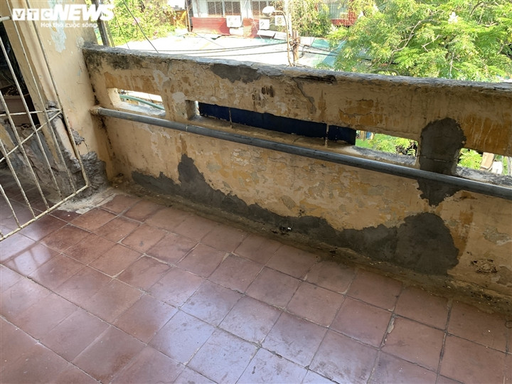 Người dân tự dùng vữa gia cố phần công trình bị hư hỏng.