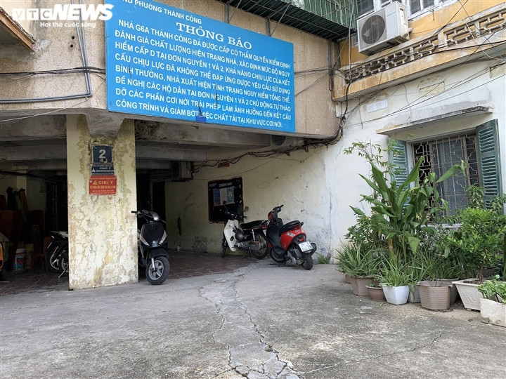 Nhiều hộ dân cơi nới, lắp chuồng cọp khiến khu tập thể cũ này càng trở nên nguy hiểm hơn. UBND phường Thành Công đã phải gắn biển thông báo ở đơn nguyên 1 và 2, yêu cầu các hộ dân không cơi nới trái phép và chủ động tháo dỡ để tòa nhà đảm bảo khả năng chịu lực.