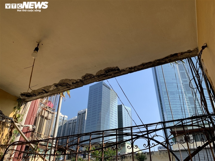 Khu tập thể Bộ Tư pháp hiện nay đã bị xuống cấp nghiêm trọng. Hai đơn nguyên 1 và 3 đã bị nghiêng lún tách rời khỏi đơn nguyên 2 khoảng cách hơn 1m.