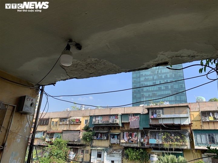 ...phần vữa trên trần nhà cũng rơi khỏi vị trí từ lúc nào.