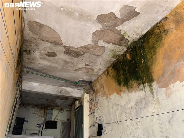 Có thể cảm nhận rõ sự nguy hiểm khi bước vào bên trong cầu thang này. Nhiều nơi tường vôi đã bong tróc, rộp lên từng mảng, thấm nước nhem nhuốc.