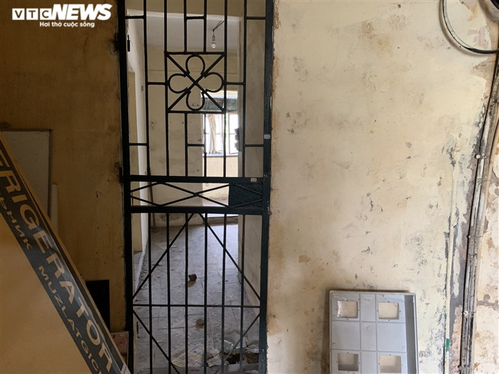 Nhiều căn nhà hiện trống trơn vì người dân đã dọn đến nơi khác sinh sống để đảm bảo an toàn.